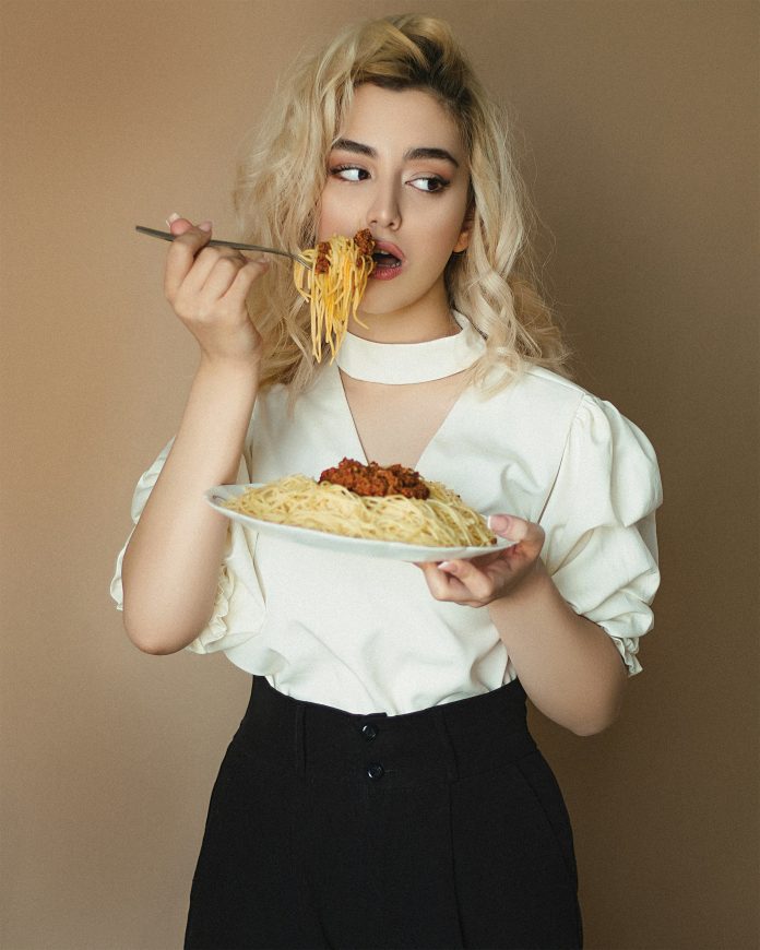 model eating